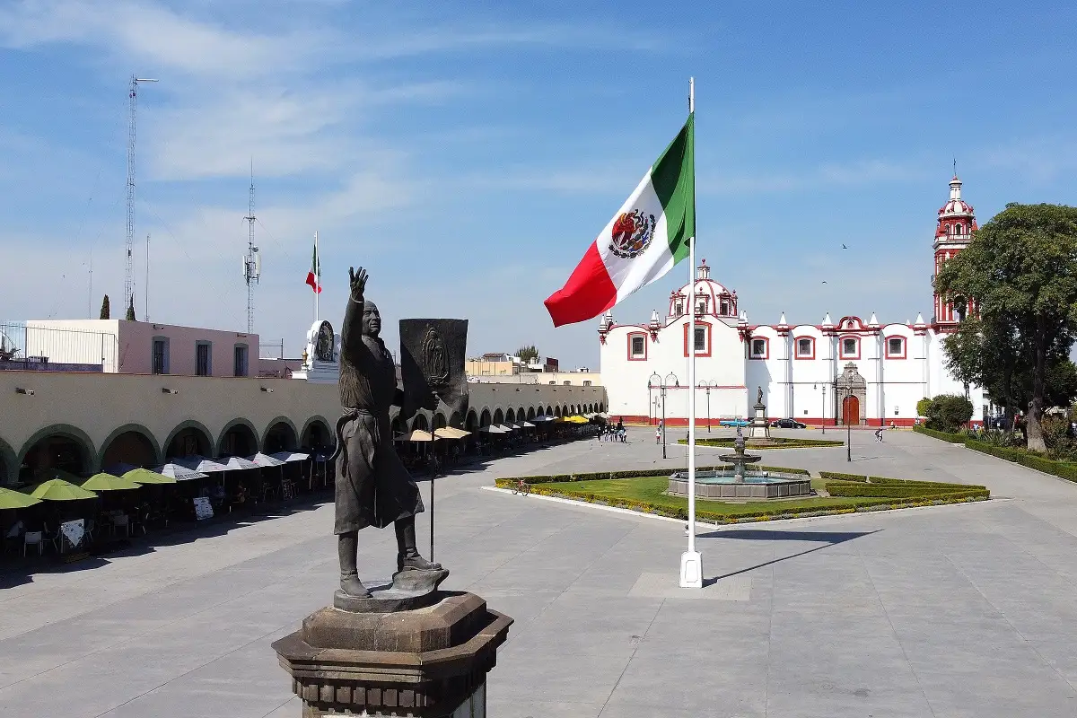 Promociones para los enamorados este fin de semana en San Pedro Cholula 1 Descartan quitarle la concesión a Agua de Puebla, pero exigirán que ofrezca un buen servicio El llamado a Agua de Puebla busca mejorar el servicio en las zonas con mayor demanda. Eduardo Sánchez El gobernador del estado, Alejandro Armenta descartó quitarle la concesión a Agua de Puebla, pero exigirán que ofrezca un buen servicio, o en su caso, aceptar que no sirven para administrar el recurso público. En entrevista, puntualizó que los servicios por parte de la empresa han sido deplorables, debido a la falta de inversión en materia de infraestructura “De verdad me molesta que no haya agua”. Sin embargo, descartan quitarle la concesión a Agua de Puebla, ya que al cancelar la concesión podría perjudicar al estado pues el contrato estuvo hecho a modo “Nosotros no vamos a cancelar la concesión, …el contrato se hizo para perjudicar al estado, eso es traición a la Patria” Alejandro Armenta indicó que los reportes sobre la falta de agua son constantes, pero pidió a la ciudadanía continuar haciéndolos para evidenciar la falta de capacidad de la empresa. “A la concesión le decimos que se ponga las pilas y si solo están pensando en cuánto ganan, que se retire, pero que reconozcan que no sirven para dar el servicio y solo fue un negocio” Solicitarán Plan de inversión a Agua de Puebla El alcalde de Puebla, Pepe Chedraui agregó que ha mantenido pláticas con el representante del organismo para buscar mejorar el servicio y le han solicitado a la empresa el presentar su plan de inversión anual. “Lo que estamos exigiendo, es el plan de inversión, de acuerdo a la concesión” Este plan, viene incluido en el contrato de licitación y especifica que cada año, Agua de Puebla debe invertir cierta cantidad en infraestructura, sin embargo, esta cláusula no se ha cumplido. “Son muy buenos para cobrar pero no nos enseñan el plan de desarrollo de inversión en la infraestructura, porque agua hay, no más que no invirtieron lo que tuvieron que haber invertido” Te recomendamos Agua de Puebla amplía plazo para el Pago Anual Anticipado 2025 ¿Cuál es la nueva fecha httpsalmanaquerevista.compueblaagua-de-puebla-amplia-plazo-para-el-pago-anual-anticipado-2025