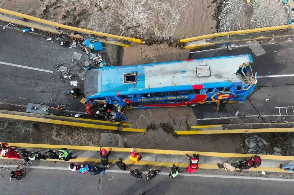 (VIDEO) Autobús cae a río tras colapso del puente de Chancay, en Perú