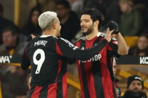 Raúl Jiménez es ovacionado por su ex equipo en el Wolves vs Fulham