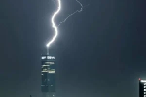 Rayo cae sobre la torre Inxignia JV