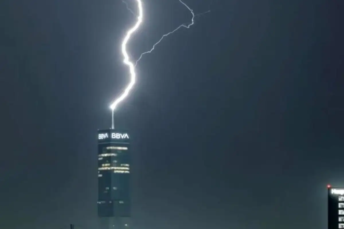 (FOTO) Rayo cae sobre torre Inxignia JV, en la ciudad de Puebla 1 Rayo cae sobre la torre Inxignia JV