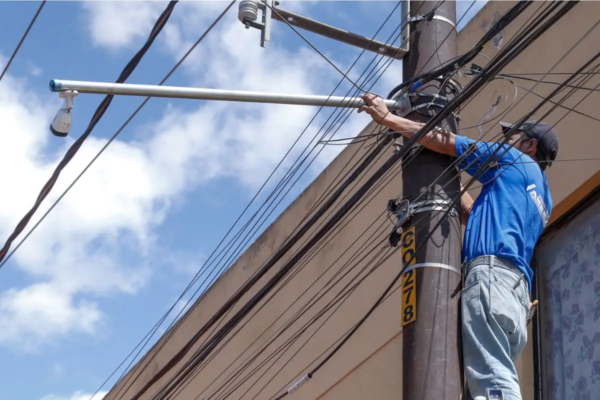 Eran 19 cámaras de vigilancia ilegales las que retiraron del Centro de Puebla: SSP 1 Las 19 cámaras de videovigilancia ilegales se encontraban en la 10 Poniente y 7 Norte, la 16 Poniente y 5 Norte, así como el área de pescados y mariscos del mercado.