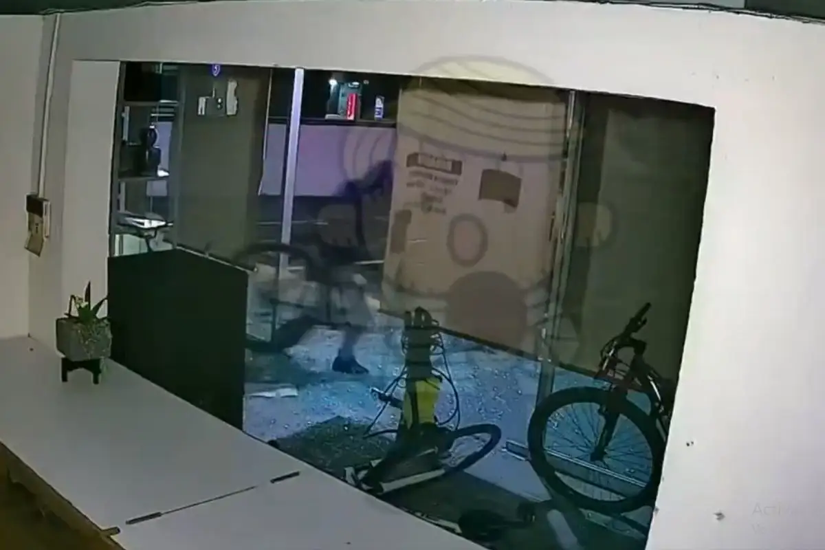 Dan cristalazo a casa de empeño de Plaza Solé, en San Manuel