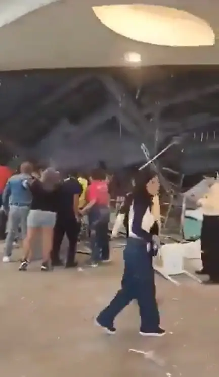 Así colapsó techo de la Real Plaza de Trujillo en Perú