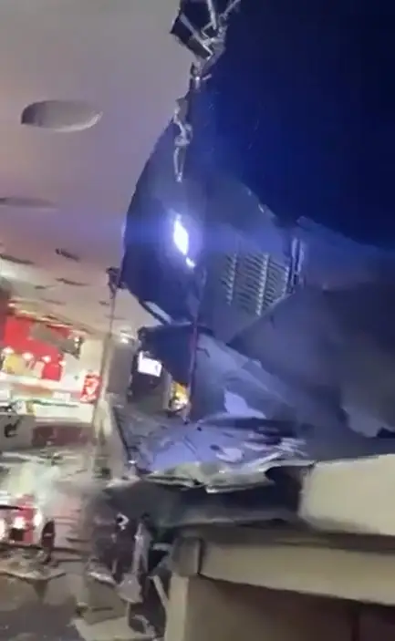 Así colapsó techo de la Real Plaza de Trujillo en Perú