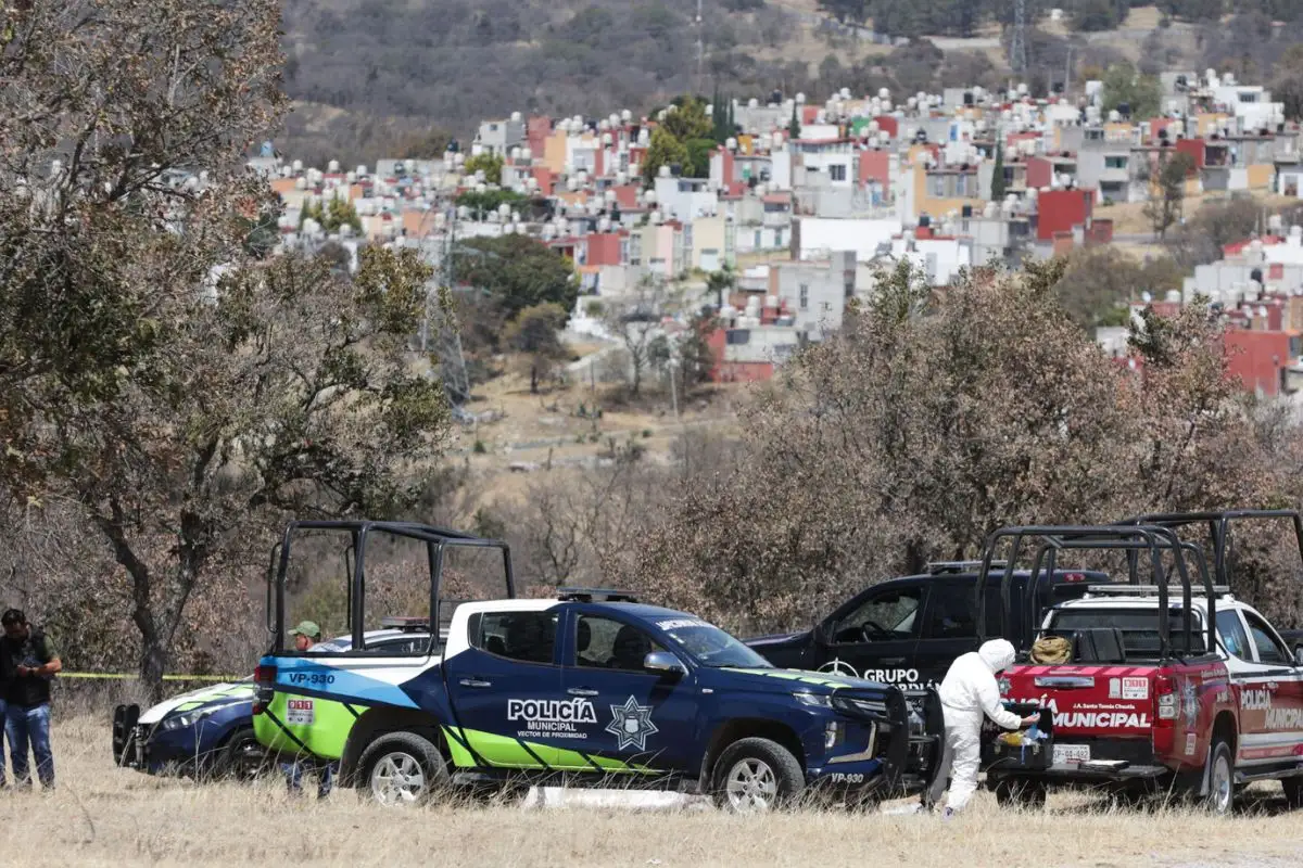 Hallan tres cuerpos dentro de una camioneta en Tlapacoya