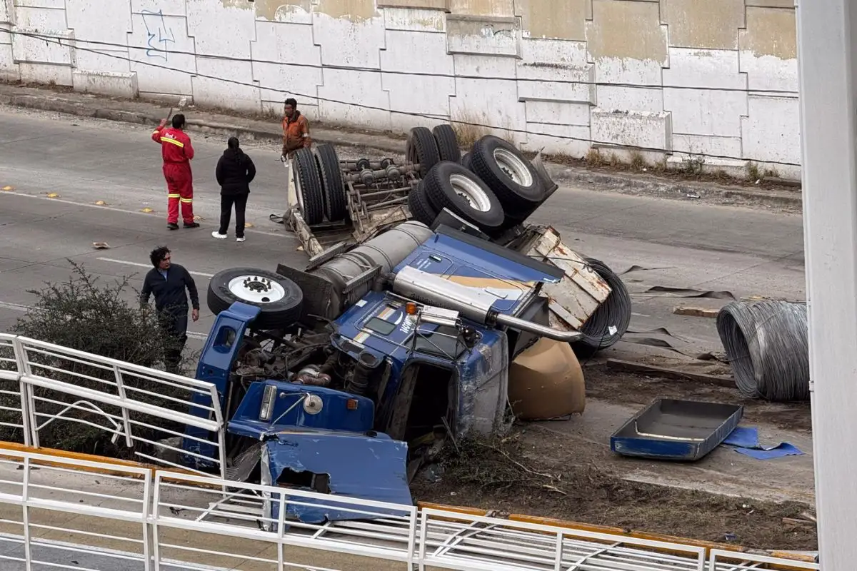Volcadura en Periférico Ecológico provoca cierre vial