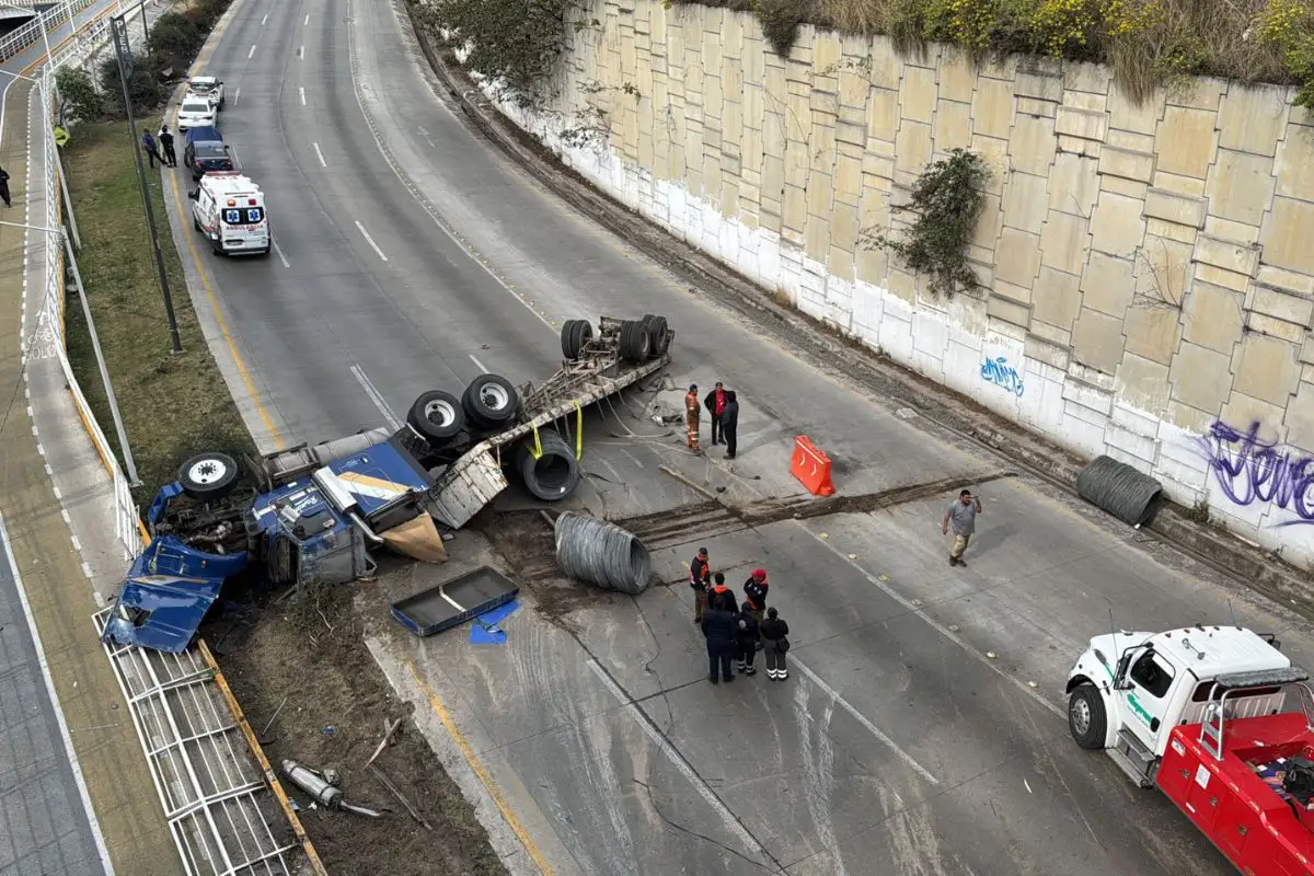 Accidente en Periférico Ecológico: tráiler vuelca y provoca cierre vial 1 Volcadura en Periférico Ecológico provoca cierre vial