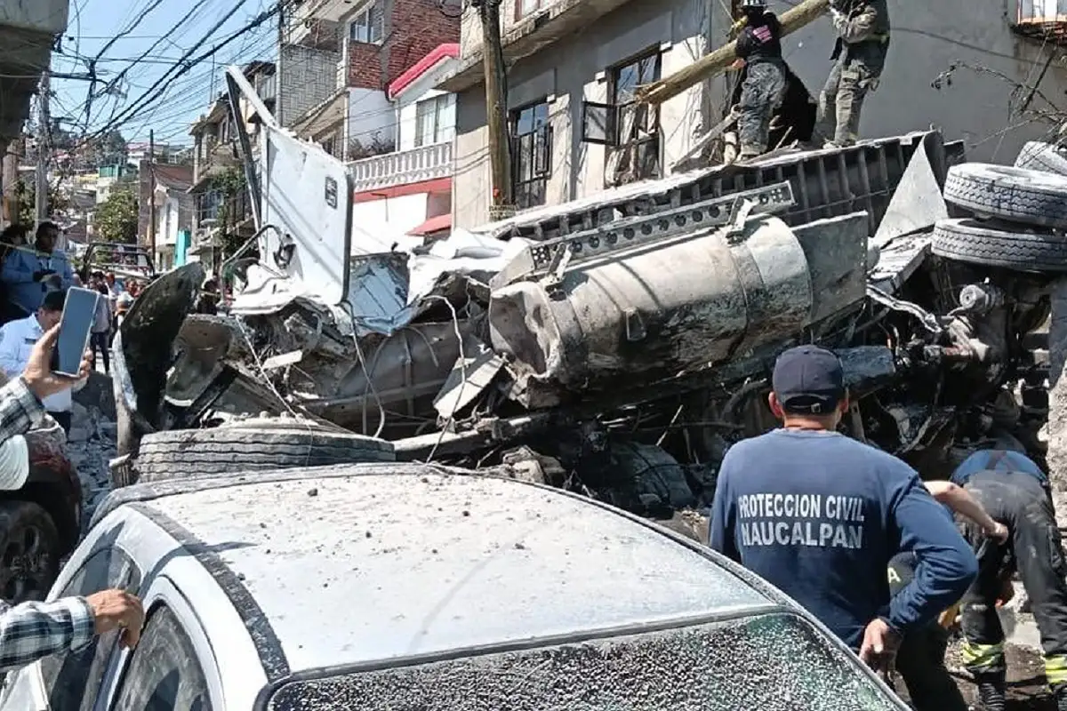 Accidente de tráiler en Naucalpan deja dos heridos y cuatro viviendas destruidas