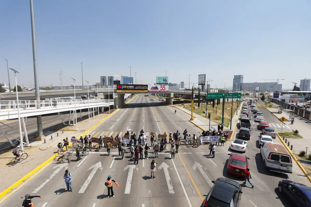 Bloquean la Vía Atlixcáyotl: Exigen cruces seguros para peatones (FOTOS)