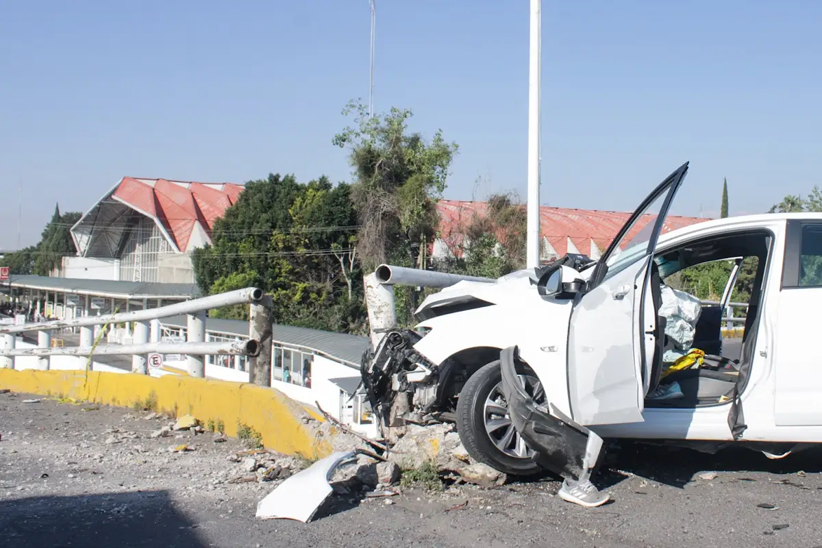 Auto que se impactó en el puente elevado de la CAPU, tiene reporte de robo 