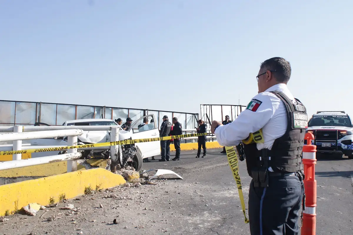 Auto que se impacto en el puente elevado de la CAPU 3