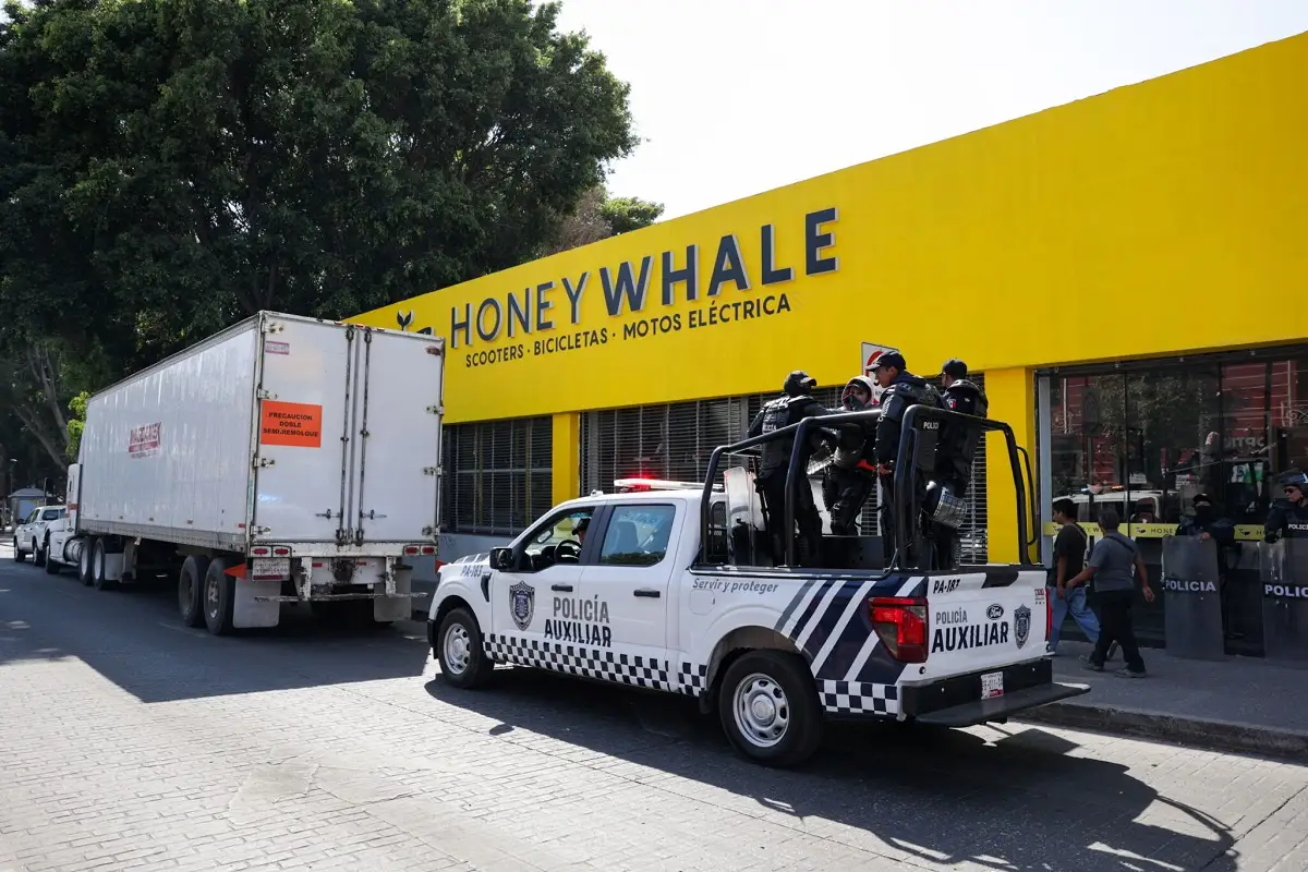 Autoridades decomisan motocicletas chinas en la 11 Norte en Puebla