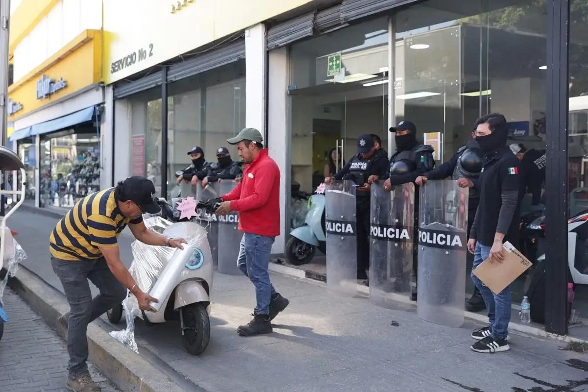 Autoridades decomisan motocicletas chinas en la 11 Norte en Puebla