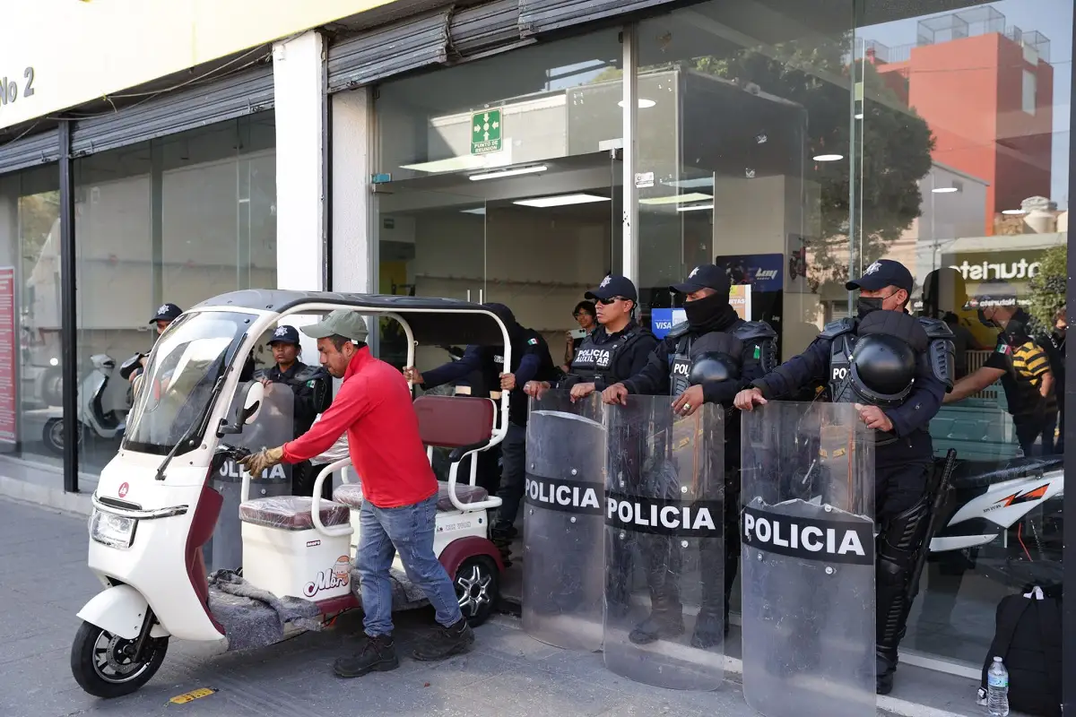 Autoridades decomisan motocicletas chinas en la 11 Norte en Puebla