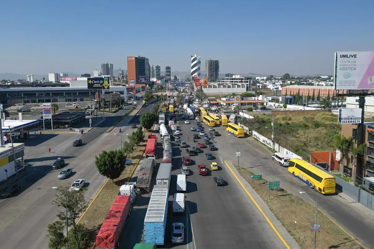 Permanece bloqueo en la Puebla-Atlixco por más de 8 horas tras desaparición de dos menores 4 Bloqueo en la Puebla-Atlixco por desaparición de dos menores