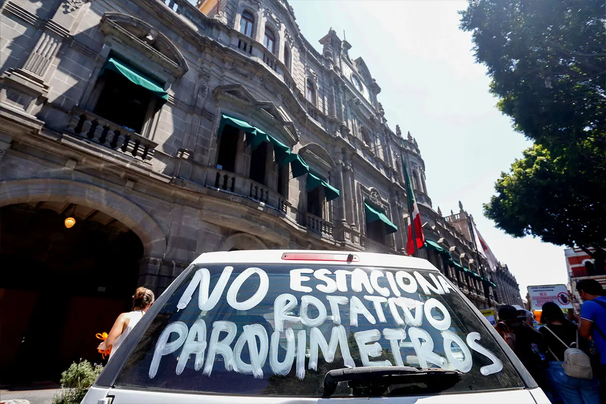 vecinos encabezan caravana contra los parquímetros de Puebla 