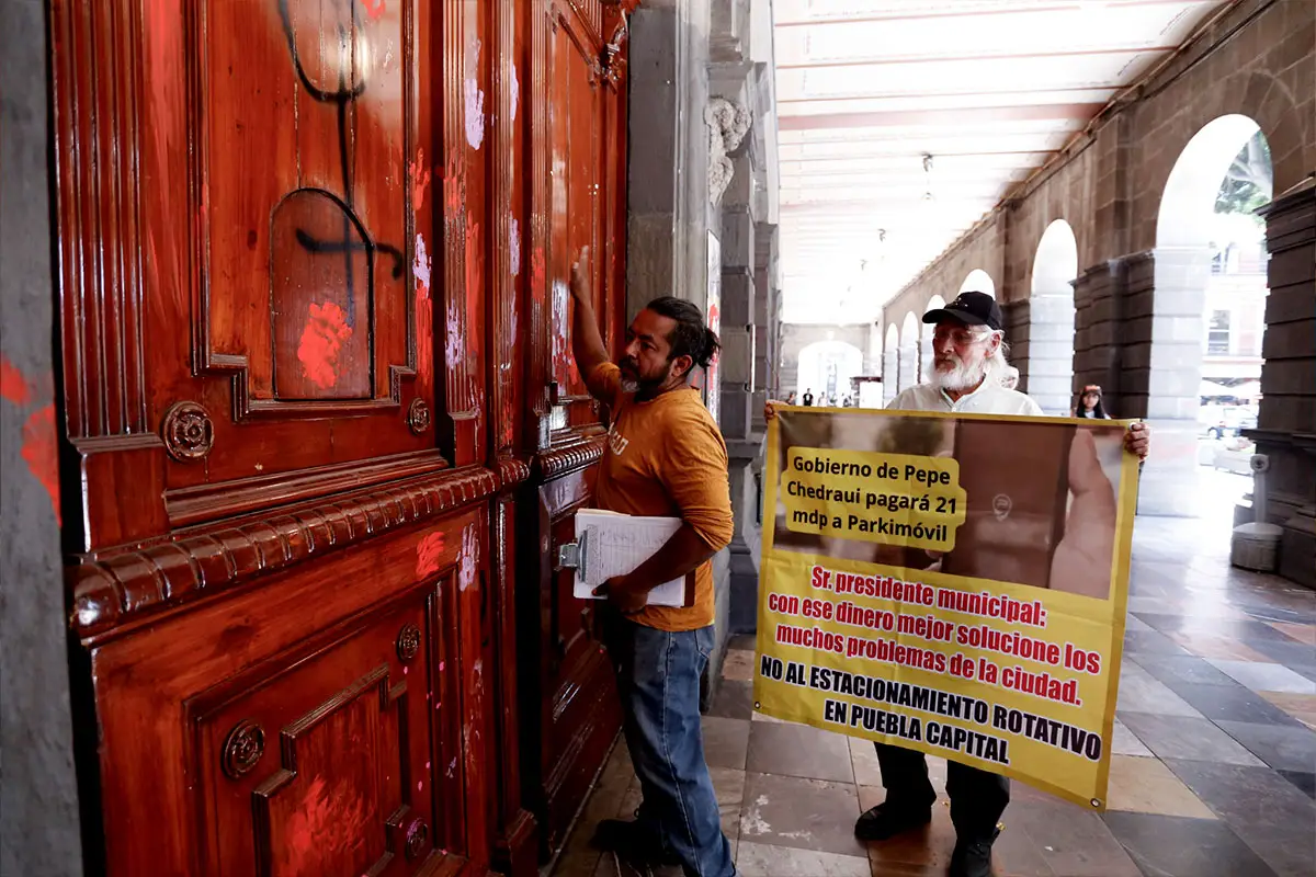 vecinos encabezan caravana contra los parquímetros de Puebla 