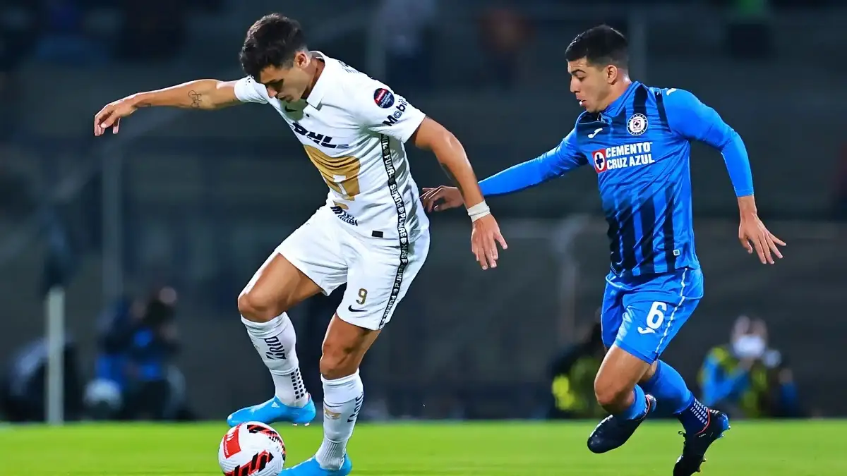Cruz Azul vs Pumas en el Estadio Cuauhtémoc