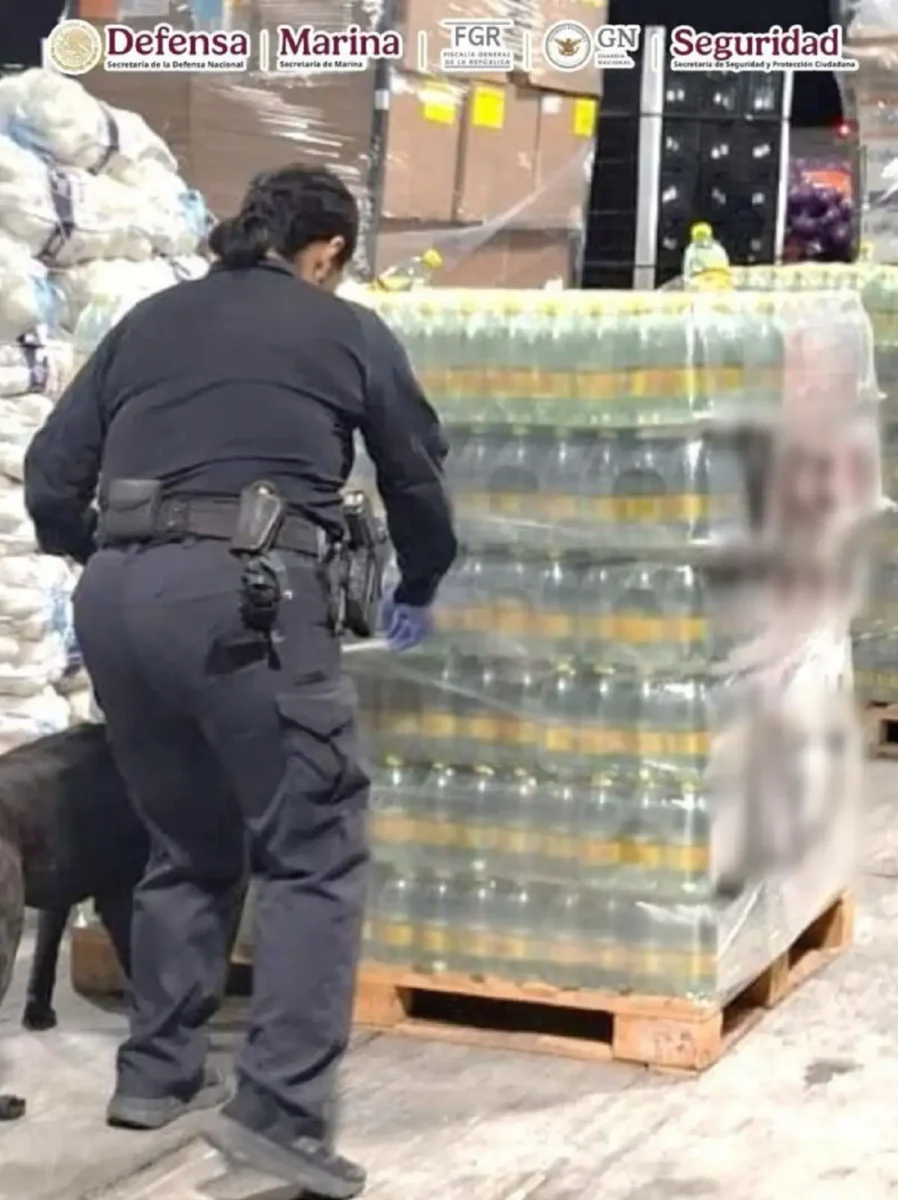 Decomisan una tonelada de metanfetamina líquida en botellas de Topo Chico en la frontera con Texas