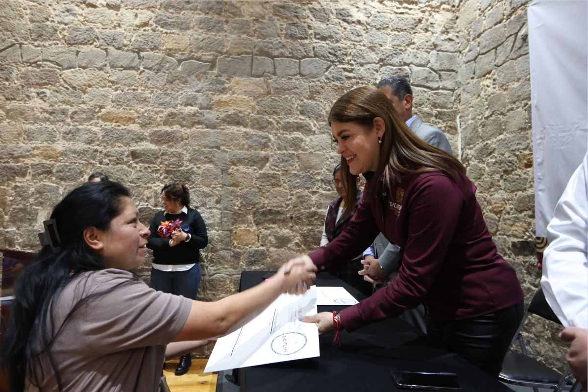 Después de 10 años, 80 mujeres de Zacatlán obtuvieron las escrituras de sus propiedades 2 Despues de 10 anos 80 mujeres de Zacatlan obtuvieron las escrituras de sus propiedades 1