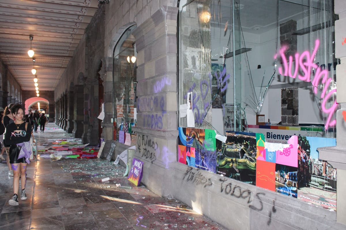 “No llegamos todas, Claudia, nos faltan muchas”: Marchan 30 mil mujeres en Puebla este 8M 9 IMG 7931