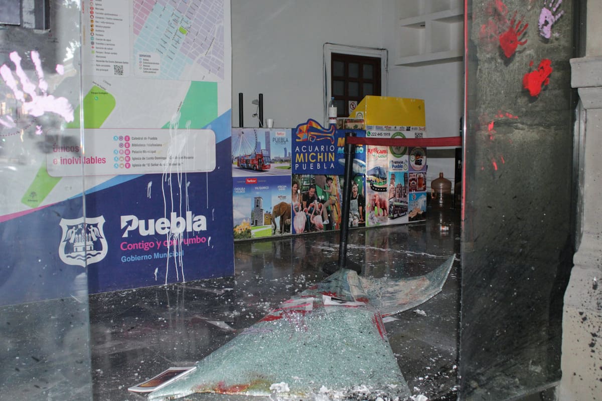 “No llegamos todas, Claudia, nos faltan muchas”: Marchan 30 mil mujeres en Puebla este 8M 10 IMG 7932