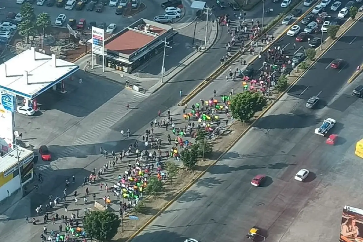 VIDEO: Manifestación de conductores de taxis pirata genera caos vial en Angelópolis 1 Manifestación de conductores de taxis pirata genera caos vial en Angelópolis