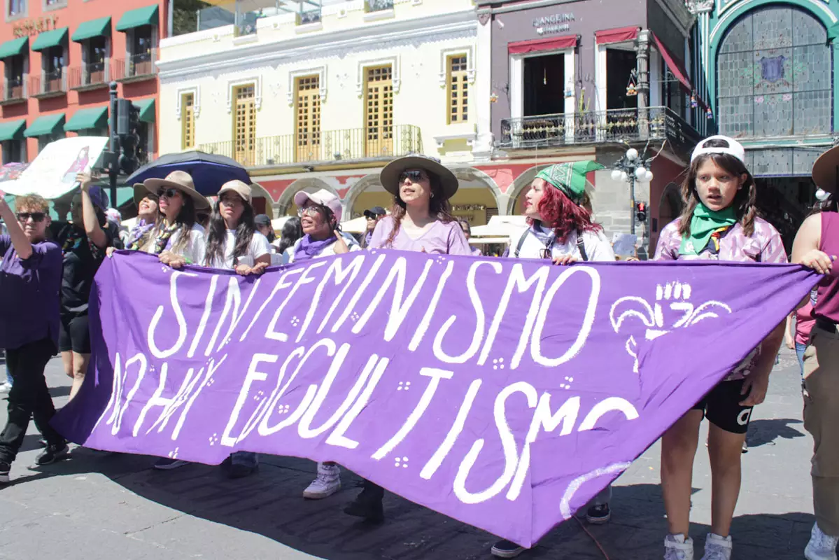 “No llegamos todas, Claudia, nos faltan muchas”: Marchan 30 mil mujeres en Puebla este 8M 15 Marcha feminista Puebla 2025 2