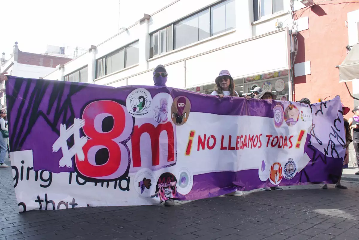 “No llegamos todas, Claudia, nos faltan muchas”: Marchan 30 mil mujeres en Puebla este 8M 11 Marcha feminista Puebla 2025 24