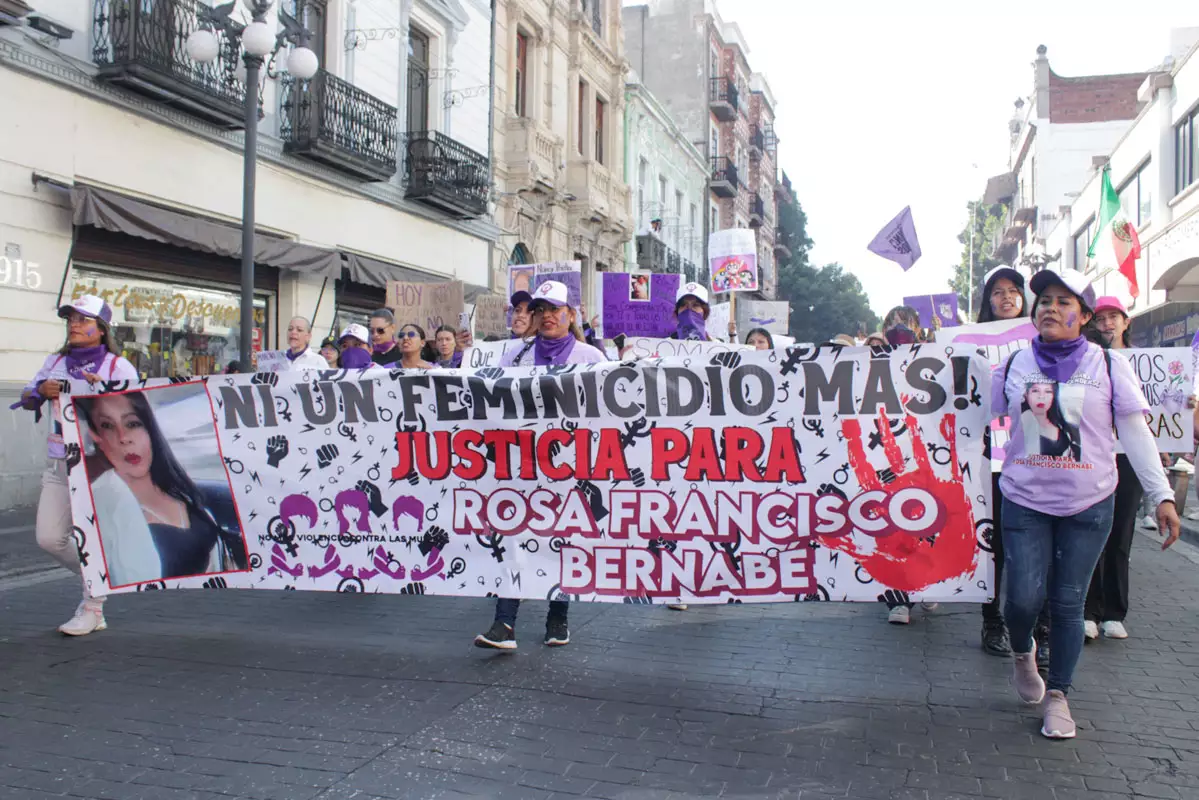 “No llegamos todas, Claudia, nos faltan muchas”: Marchan 30 mil mujeres en Puebla este 8M 12 Marcha feminista Puebla 2025 25