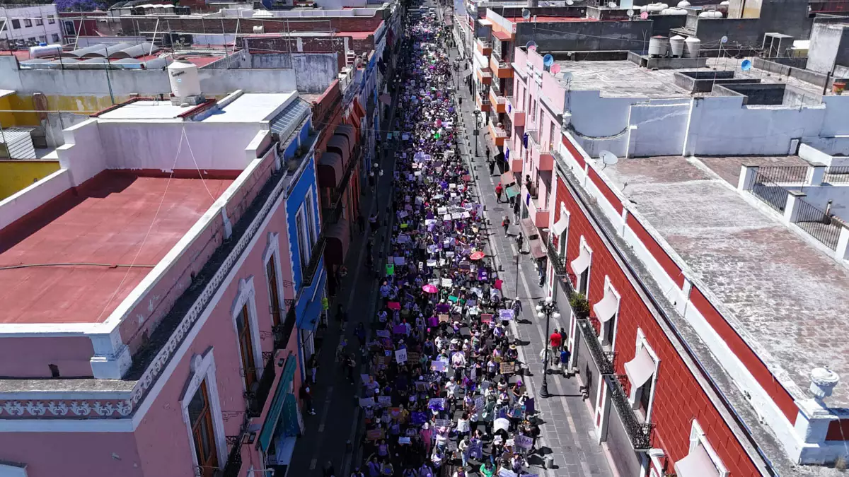 “No llegamos todas, Claudia, nos faltan muchas”: Marchan 30 mil mujeres en Puebla este 8M 4 Marcha feminista Puebla 2025 44