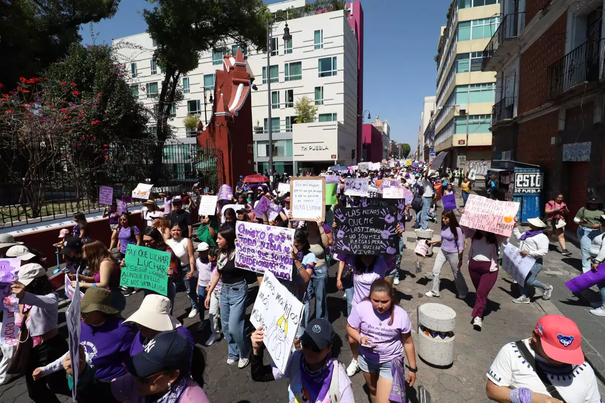 “No llegamos todas, Claudia, nos faltan muchas”: Marchan 30 mil mujeres en Puebla este 8M 6 Marcha feminista Puebla 2025 52