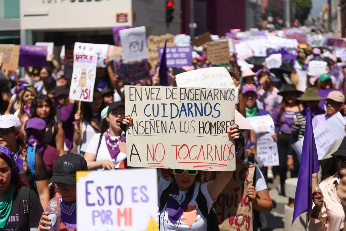 “No llegamos todas, Claudia, nos faltan muchas”: Marchan 30 mil mujeres en Puebla este 8M 3 “No llegamos todas, Claudia, nos faltan muchas”: Marchan 30 mil mujeres en Puebla este 8M