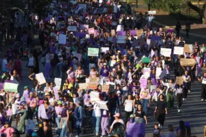 “No llegamos todas, Claudia, nos faltan muchas”: Marchan 30 mil mujeres en Puebla este 8M