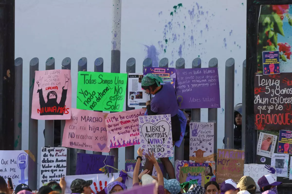 “No llegamos todas, Claudia, nos faltan muchas”: Marchan 30 mil mujeres en Puebla este 8M 2 “No llegamos todas, Claudia, nos faltan muchas”: Marchan 30 mil mujeres en Puebla este 8M