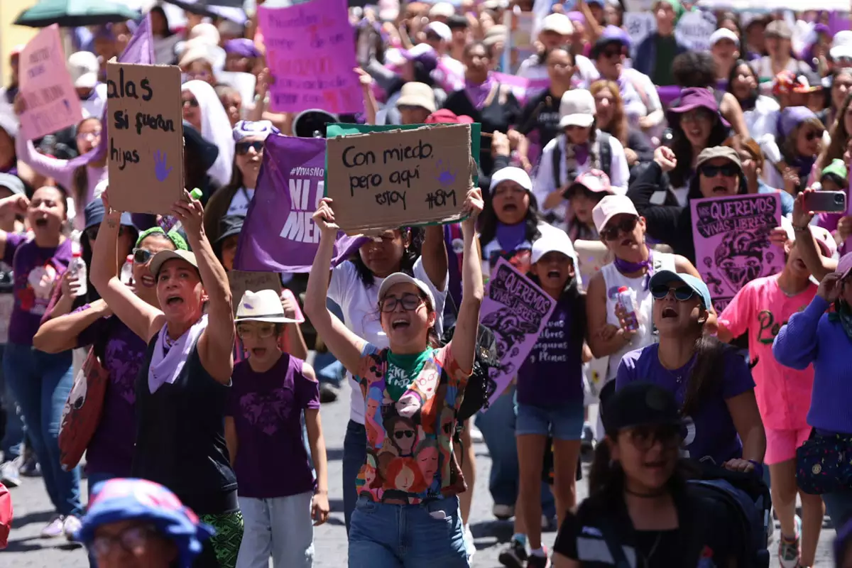 “No llegamos todas, Claudia, nos faltan muchas”: Marchan 30 mil mujeres en Puebla este 8M 7 Marcha feminista Puebla 2025 68
