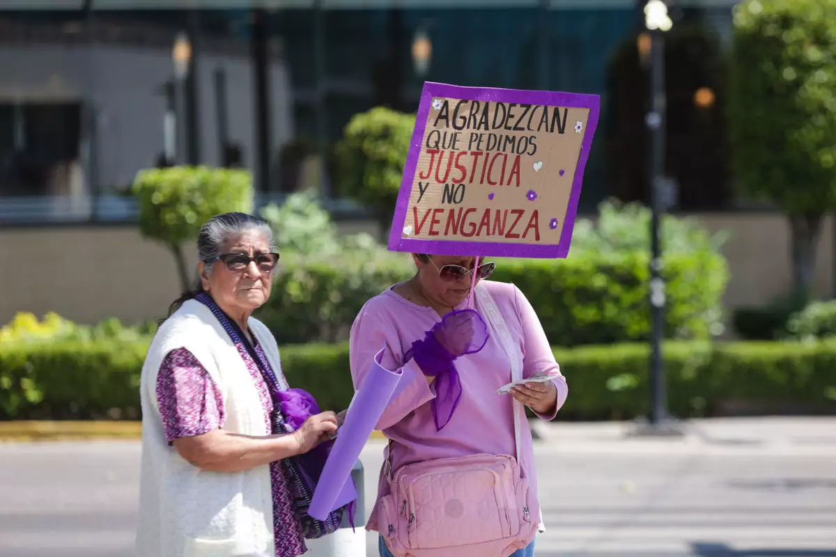 “No llegamos todas, Claudia, nos faltan muchas”: Marchan 30 mil mujeres en Puebla este 8M 14 Marcha feminista Puebla 2025