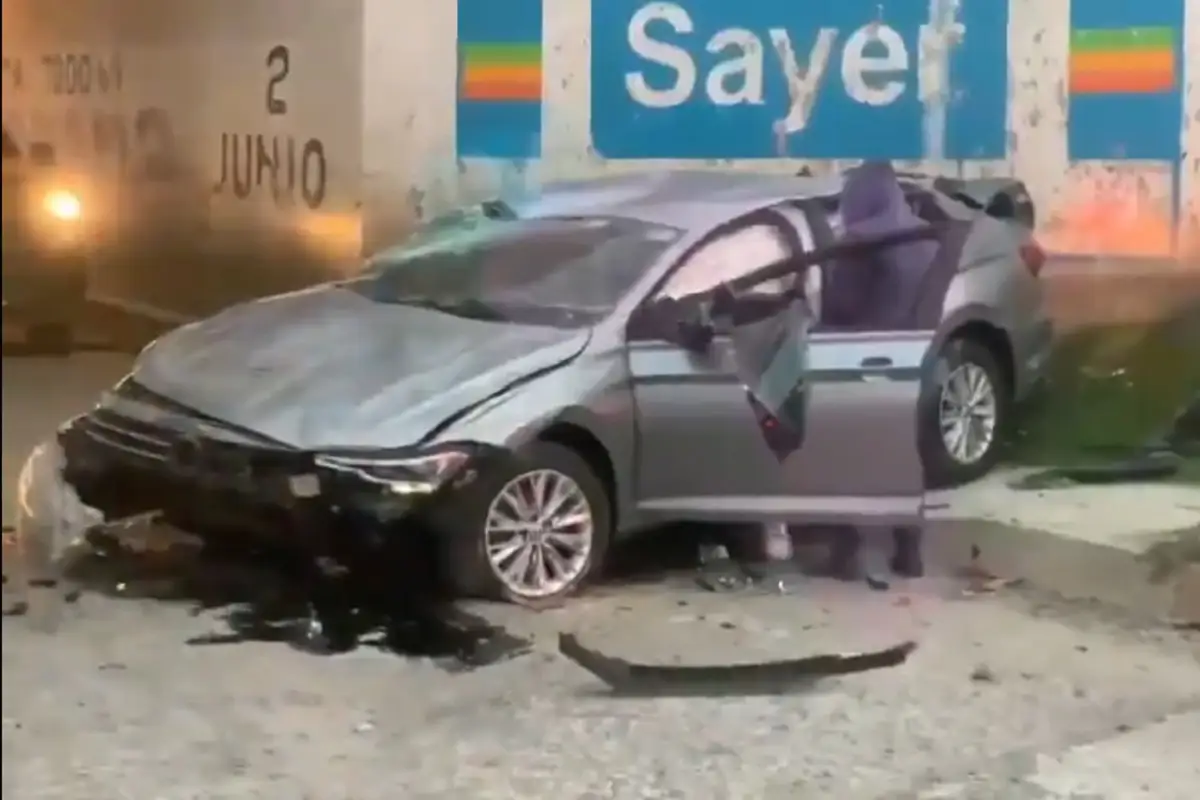 VIDEO: Mujer se queda dormida al volante y cae del Periférico Ecológico 1 Mujer se queda dormida al volante y cae del Periférico Ecológico