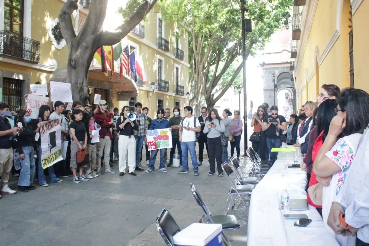 Alumnos y directivos de BUAP firman carta de no represalias