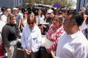 Entregan pliego petitorio de CU de la BUAP a Lilia Cedillo