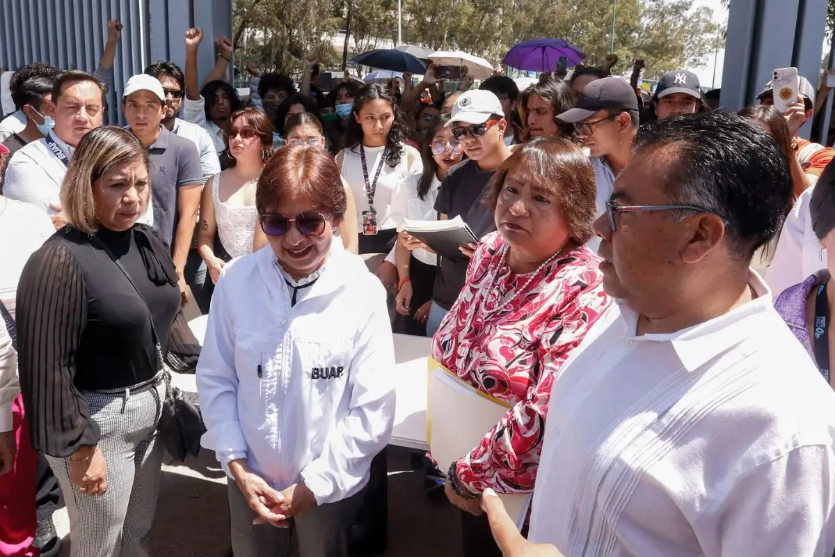 Facultades de la BUAP entregan pliego petitorio a Lilia Cedillo 1 Entregan pliego petitorio de CU de la BUAP a Lilia Cedillo