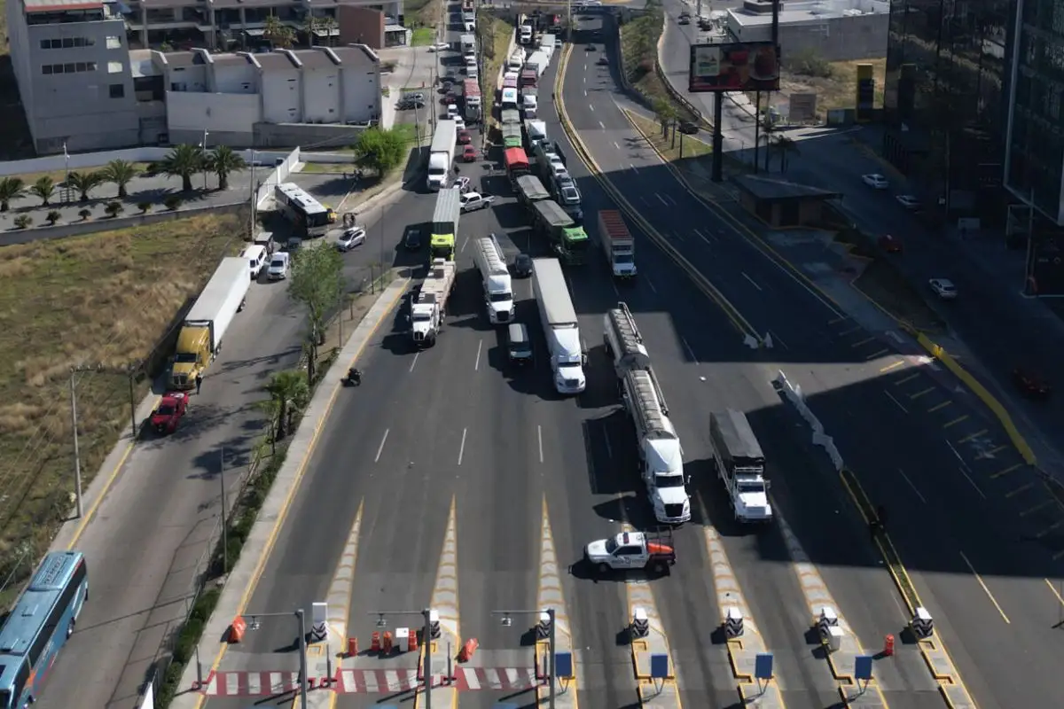 Fiscalía investigará a pobladores de Santa Isabel Cholula que cerraron la autopista Puebla-Atlixco 1 FGE investigará a pobladores de Santa Isabel Cholula por cerrar autopista