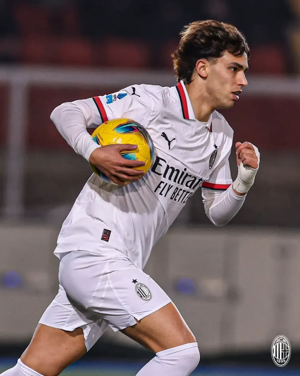 Le anularon gol a Santi Giménez 