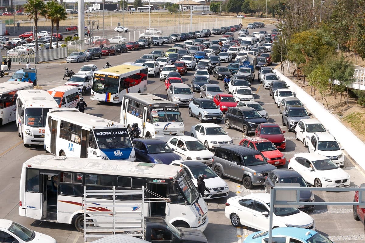 Negociazo de la 28 de Octubre: Opera más de mil unidades de taxis pirata en Puebla 2 negocio de la 28 de octubre
