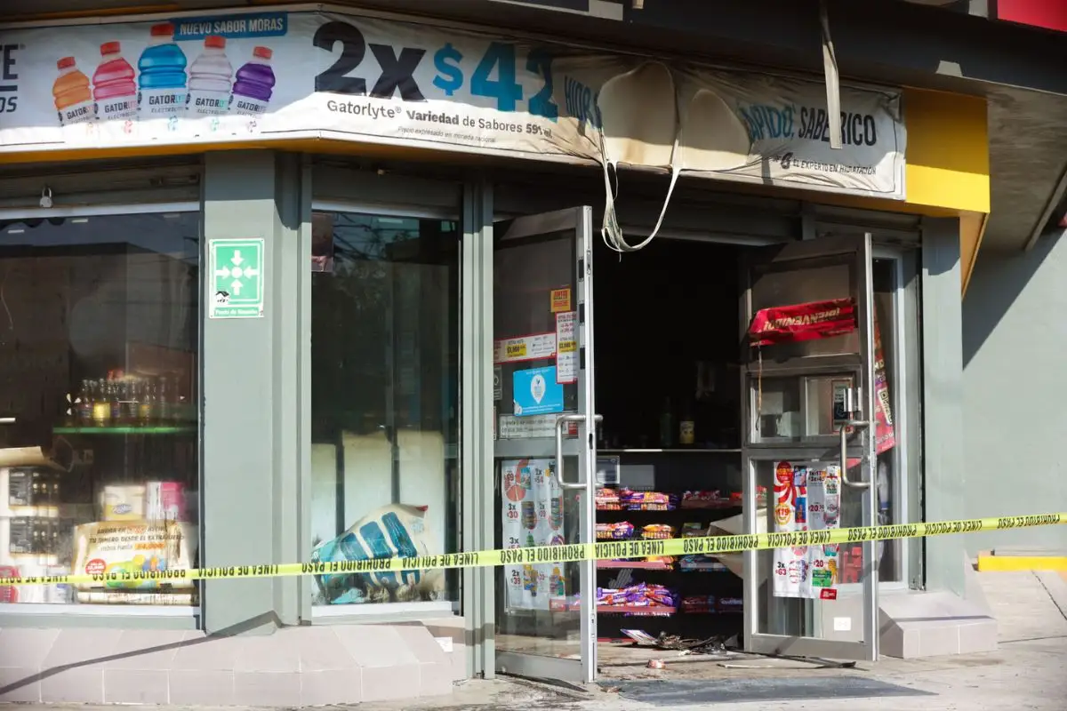 FOTOS: Así quedó el Oxxo incendiado en Bosques de San Sebastián 1 Así quedó el Oxxo incendiado en Bosques de San Sebastián