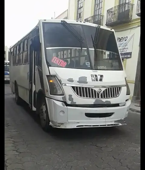 Hombre va colgado de la puerta de la ruta 17 en Puebla