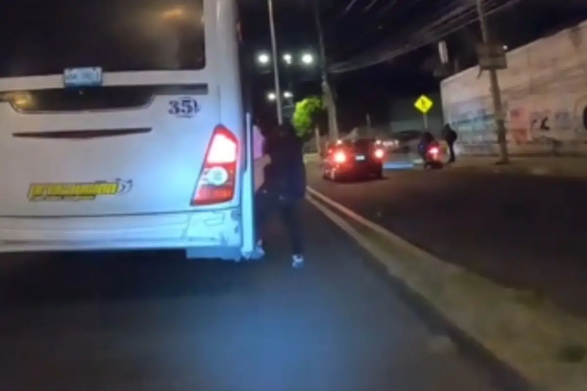(VIDEO) Arriesgando la vida: así se viaja en el transporte público de Puebla 1 Hombre va colgado de la puerta de la ruta 17 en Puebla