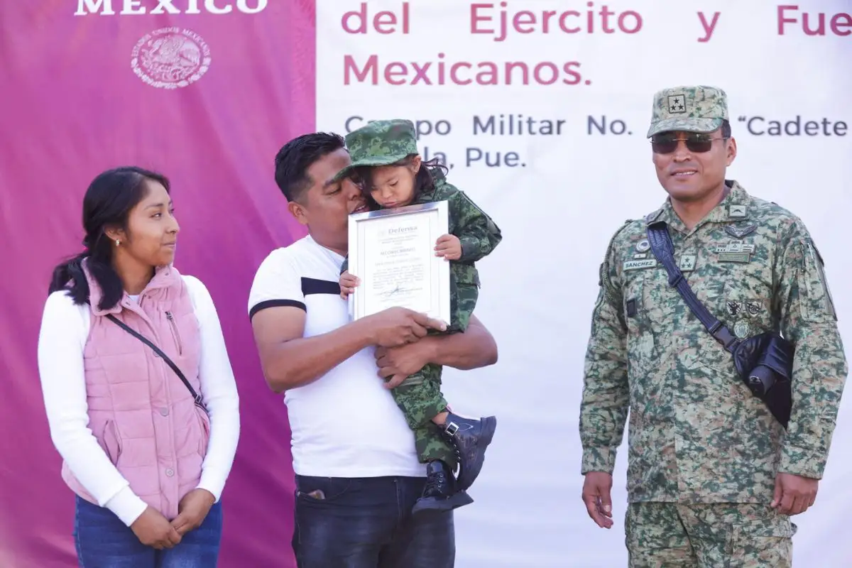 Ella es Sara, la soldado honoraria del Ejército y Fuerza Aérea Mexicana