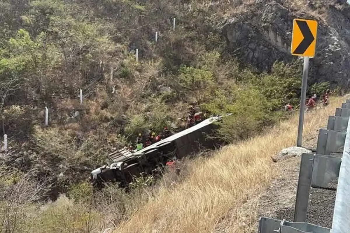 Volcadura en Oaxaca deja 18 militantes de Morena muertos y 24 heridos 1 fatal accidente ocurrido en la autopista Mitla-Tehuantepec
